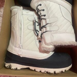 Snow boots